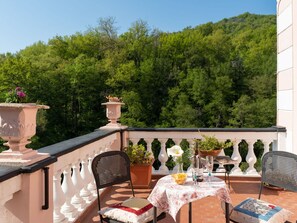 Himmel, Tabelle, Eigentum, Pflanze, Möbel, Blumentopf, Stuhl, Gartenmöbel, Interior Design, Tisch Im Freien