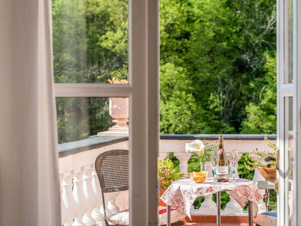 Tabelle, Möbel, Eigentum, Fenster, Stuhl, Textil, Baum, Interior Design, Holz