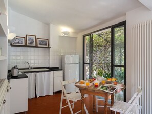Fenster, Tabelle, Blume, Cabinetry, Sinken, Holz, Beleuchtung, Küche, Interior Design, Fussboden