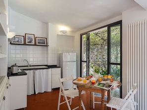 Fenster, Tabelle, Blume, Cabinetry, Sinken, Holz, Beleuchtung, Küche, Interior Design, Fussboden