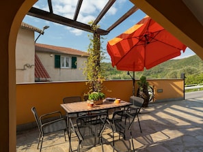 Table, Bâtiment, Plante, Propriété, Meubles, Ciel, Chaise, Lumière, Pot De Fleur, Ombre