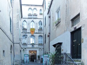 Gebäude, Fenster, Pflanze, Tür, Blau, Azurblau, Die Architektur, Nachbarschaft, Strasse, Gasse