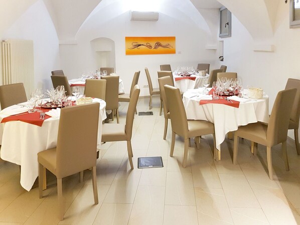 Tabelle, Möbel, Stuhl, Gebäude, Dekoration, Küche & Esszimmer Tisch, Tischdecke, Haus, Holz, Halle