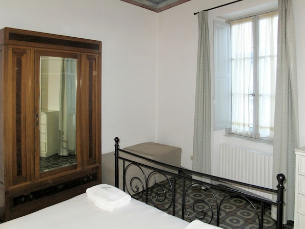 Zimmer, Eigentum, Möbel, Fussboden, Gebäude, Bettrahmen, Bett, Interior Design, Decke, Haus