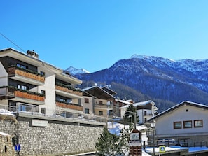 Cielo, Costruzione, Montagna, Giorno, Finestra, Azzurro, Casa, Pendenza, Nube, Neve