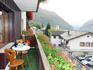 Fleur, Plante, Bâtiment, Propriété, Ciel, Fenêtre, Table, Montagne, Maison, Pot De Fleur