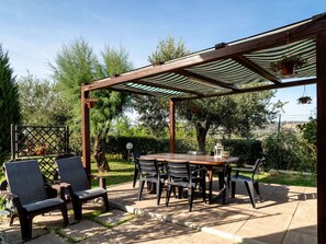 Pflanze, Himmel, Möbel, Tabelle, Schatten, Baum, Gartenmöbel, Außenbank, Tisch Im Freien, Pergola