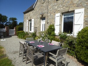 La table de jardin de la maison.