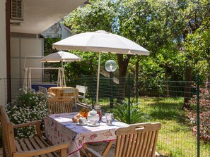 Table, Plante, Meubles, Propriété, Chaise, Tableau De Plein Air, Ombre, Mobilier De Jardin, Parapluie, Arbre
