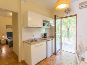 Cabinetry, Countertop, Möbel, Küchengerät, Stuhl, Holz, Herd, Beleuchtung, Küche, Interior Design