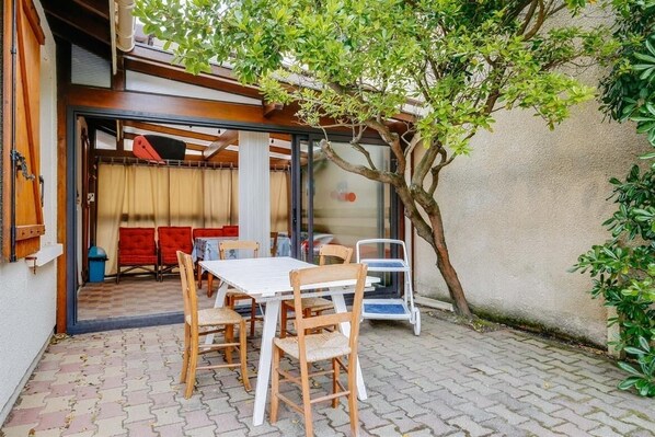 Terrasse avec barbecue (non visible sur la photo)