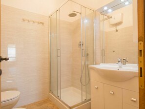 Armatur, Eigentum, Duschtür, Zapfhahn, Badezimmer, Duschkopf, Spiegel, Dusche, Sinken