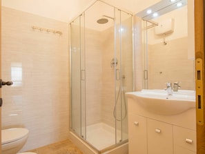 Armatur, Eigentum, Duschtür, Zapfhahn, Badezimmer, Duschkopf, Spiegel, Dusche, Sinken