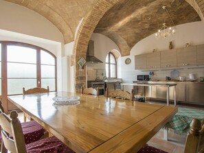 Tabelle, Eigentum, Möbel, Countertop, Holz, Cabinetry, Küche, Stuhl, Interior Design, Beleuchtung