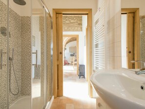 Badewanne, Armatur, Zapfhahn, Badezimmer, Interior Design, Gebäude, Fussboden, Flooring, Wand