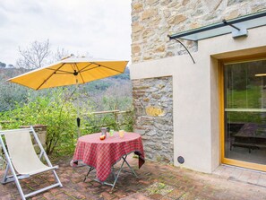 Table, Plante, Parapluie, Ciel, Ombre, Chaise, Fenêtre, Design Intérieur, Mobilier De Jardin, Tableau De Plein Air