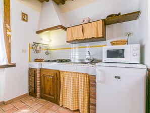 Cabinetry, Comptoir, Propriété, Cuisine, Appareil De Cuisine, Électroménager, Bois, Cuisinière, Éclairage, Évier