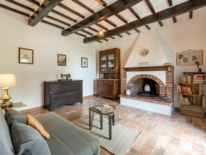Braun, Bilderrahmen, Eigentum, Tabelle, Gebäude, Couch, Holz, Interior Design, Beleuchtung, Wohnzimmer