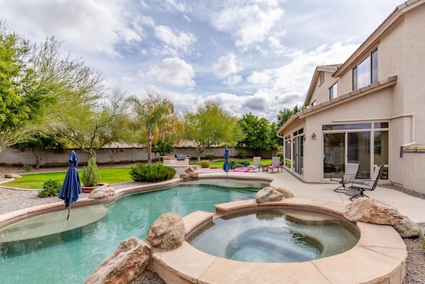 Heated Salt Water Pool & Hot Tub. Spacious Backyard!