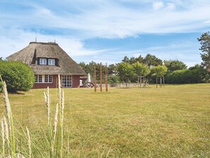 Riesige Rasenfläche im eingewachsenen Garten