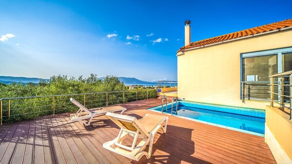 Villa Levantes - The villa's private pool with modern sunbeds!