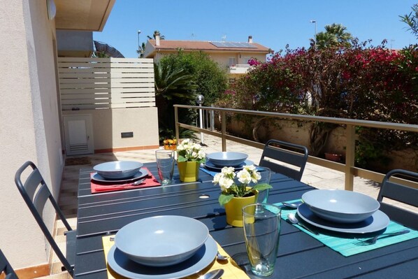 Outdoor dining