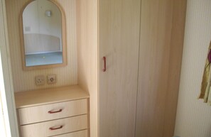 chambre lit double placard et commode