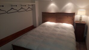 chambre 1 : lit double 140, couettes et oreillers fournis