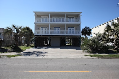 ROYAL REEF 2ND ROW, 7 BR, 7.5 BATH, PRIVATE POOL/HOT TUB, ELEVATOR AND MORE!!!
