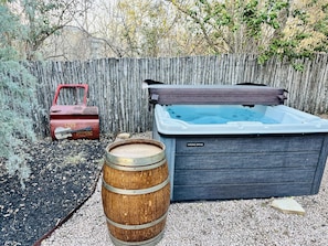 Hot tub with room for 6!