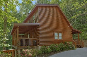 Cozy 2-story salt box-style cabin, about 3 miles from Gatlinburg!