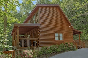 Cozy 2-story salt box-style cabin, about 3 miles from Gatlinburg!
