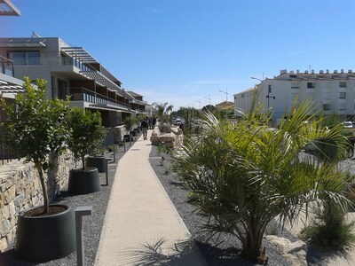 30 m vom neuen T2-Strand mit Garagenterrasse und Garten