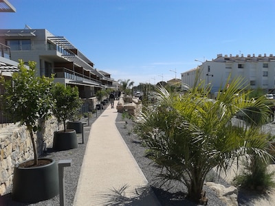 30 M FROM THE NEW T2 BEACH WITH GARAGE TERRACE AND GARDEN