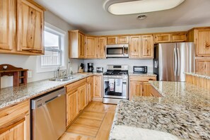 Surf-or-Sound-Realty-922-Kitchen-4