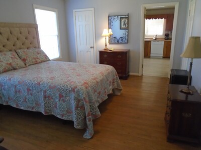 IRON HORSE COTTAGE ($99) NEAR TOURIST ATTRACTIONS