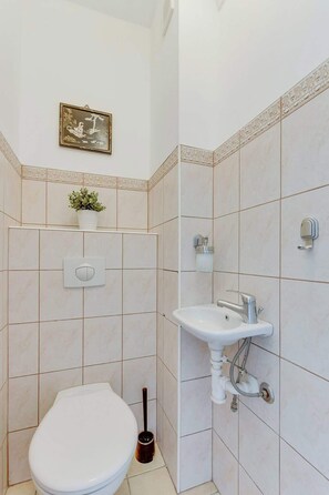 Additional toilet