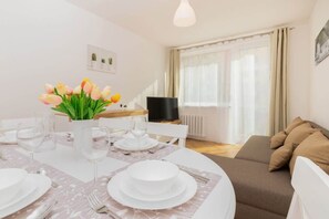 Flat-screen television in the stylish living room, where the guests can enjoy their favorite shows.