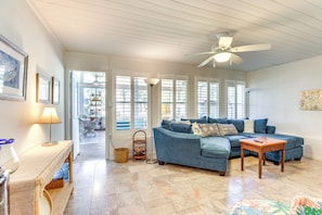 Living Room | Free WiFi | Central A/C & Heat | Smart TV