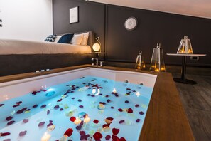 Private spa tub
