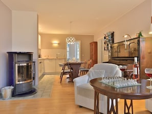 Landhaus Victoria, Möwe - Blick auf den offenen Wohn-/ Essbereich mit Klavier