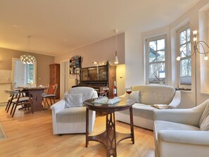 Landhaus Victoria, Möwe - Blick auf den offenen Wohn-/ Essbereich mit Klavier