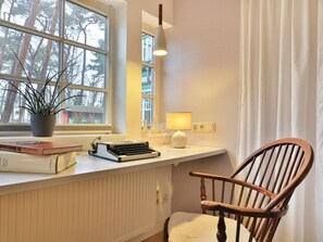 Landhaus Victoria, Möwe - Blick auf den Arbeitsplatz im Wohnbereich