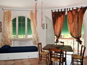 Zimmer, Möbel, Eigentum, Vorhang, Interior Design, Fensterbehandlung, Haus, Gebäude, Fussboden, Wand
