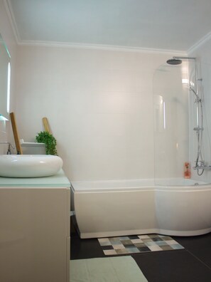 Bathroom Coté Jardin with bathtub and rainshower