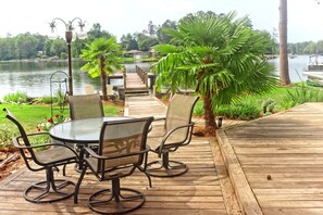 Lake dining Al-Fresco?  We have you covered!  