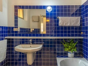 Mirror, Tap, Plumbing Fixture, Sink, Property, Bathroom Sink, Plant, Blue, Purple, Bathroom