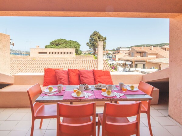 Meubles, Propriété, Table, Ciel, Chaise, Design Intérieur, Mobilier De Jardin, Décoration, Bâtiment, Sol