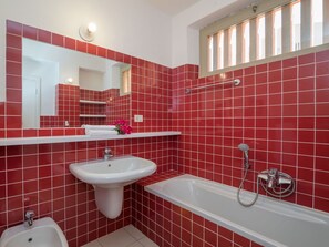 Tap, Plumbing Fixture, Sink, Building, Bathtub, Purple, Bathroom Sink, Bathroom, Interior Design, Architecture
