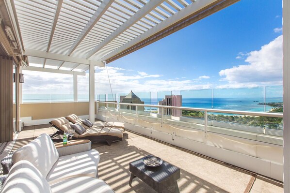 STUNNING Penthouse Lanai - STUNNING Penthouse Lanai
